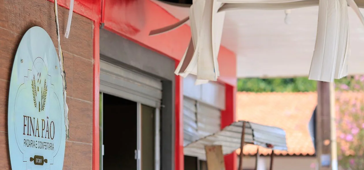 Padaria Fina Pão ficou destruída após o incêndio