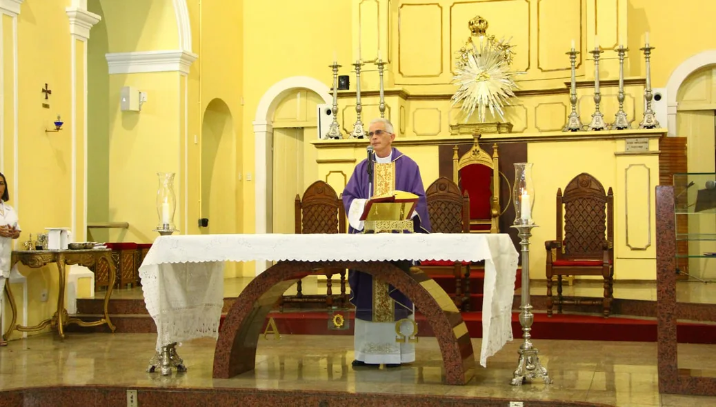 Padre celebra missa de 7º Dia da Família Andrade