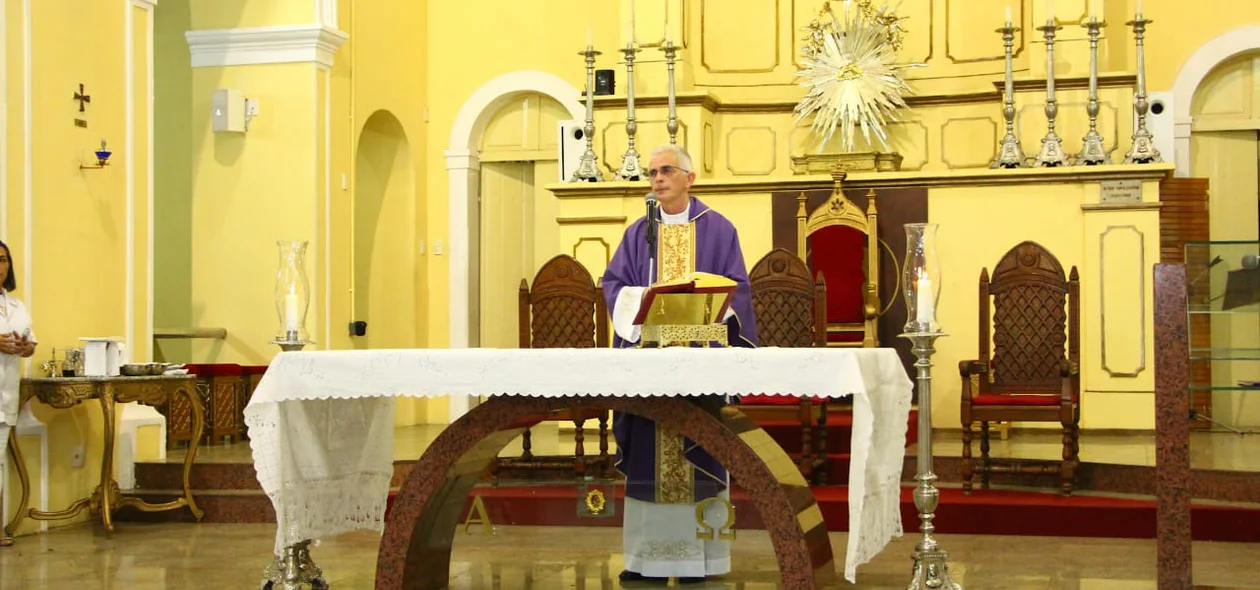 Padre celebra missa de 7º Dia da Família Andrade