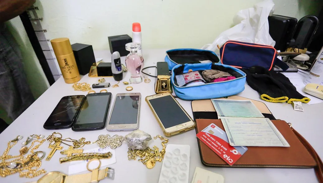 Polícia Civil apreendeu perfumes e joias