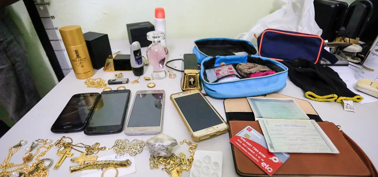 Polícia Civil apreendeu perfumes e joias