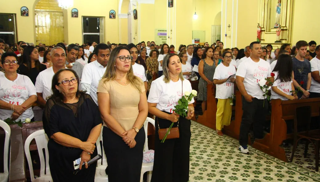 Rejane Dias participa da missa de 7º Dia da Família Andrade
