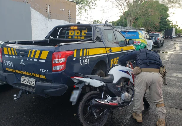 Moto apreendida na BR 316