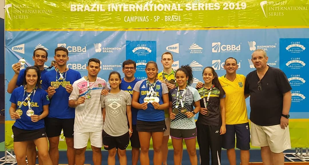Atletas da seleção brasileira de badminton após o torneio 