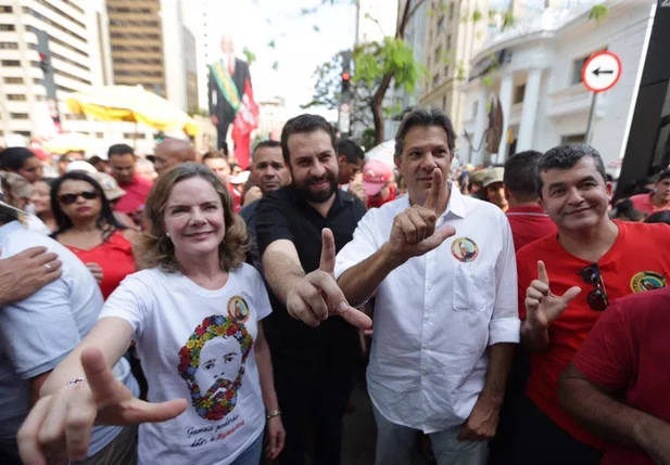 Gleisi Hoffmann, Boulos e Haddad durante ato Lula Livre