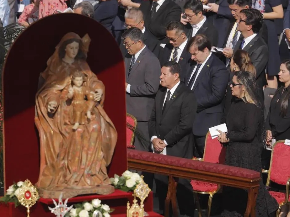 Hamilton Mourão na cerimônia de canonização de Irmã Dulce