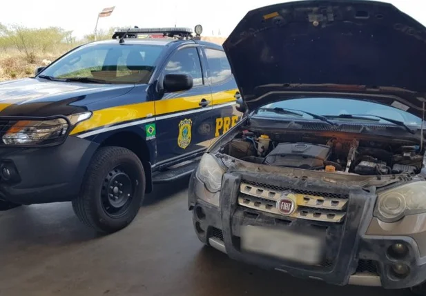 O automóvel trafegava pela rodovia BR 316 quando foi abordado pelos agentes da PRF