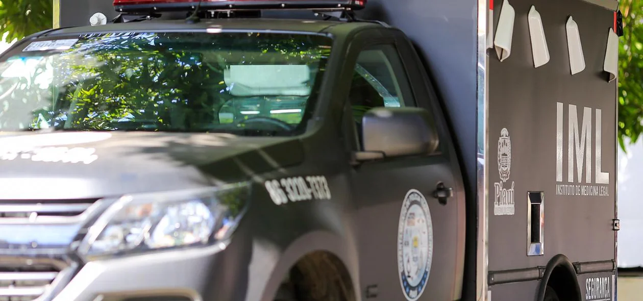 Carro do Instituto de Medicina Legal (IML)