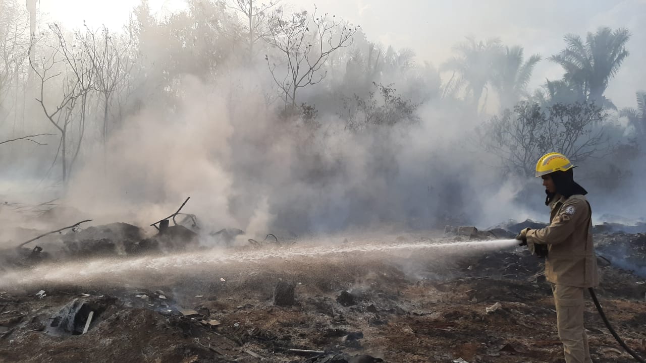 Incêndio no aterro sanitário em Esperantina