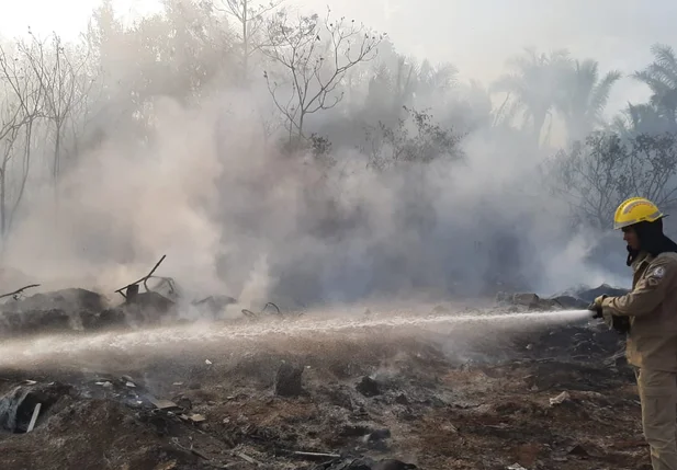 Incêndio no aterro sanitário em Esperantina