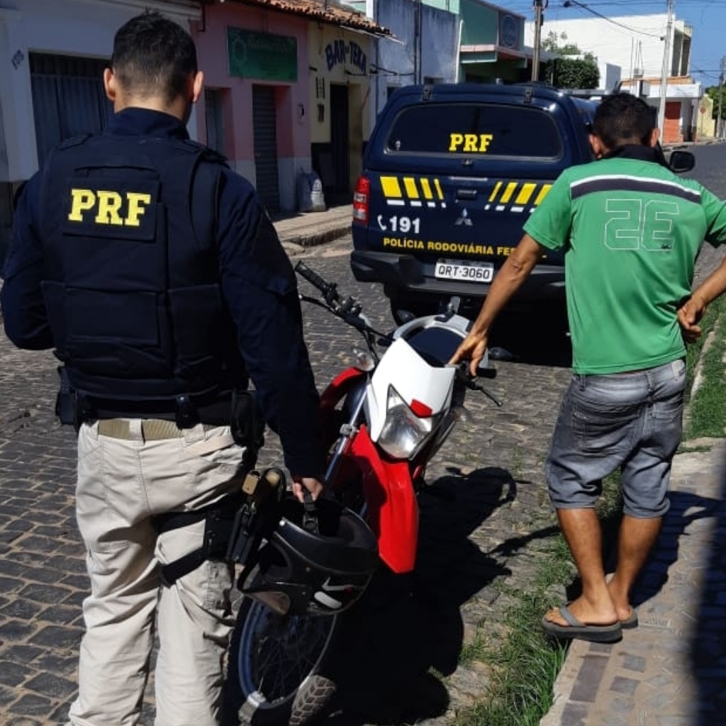 PRF prende condutor e recupera motocicleta na BR 316 