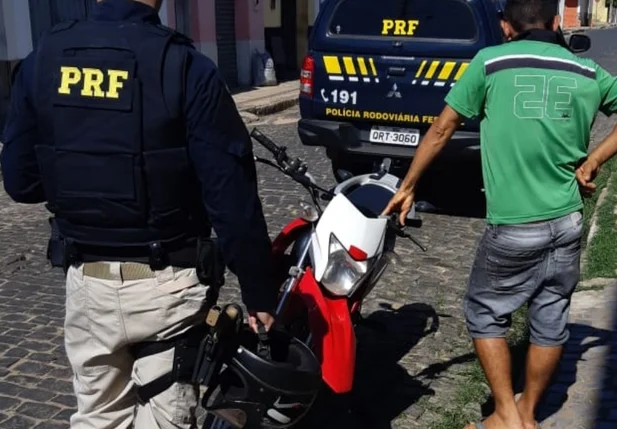 PRF prende condutor e recupera motocicleta na BR 316 