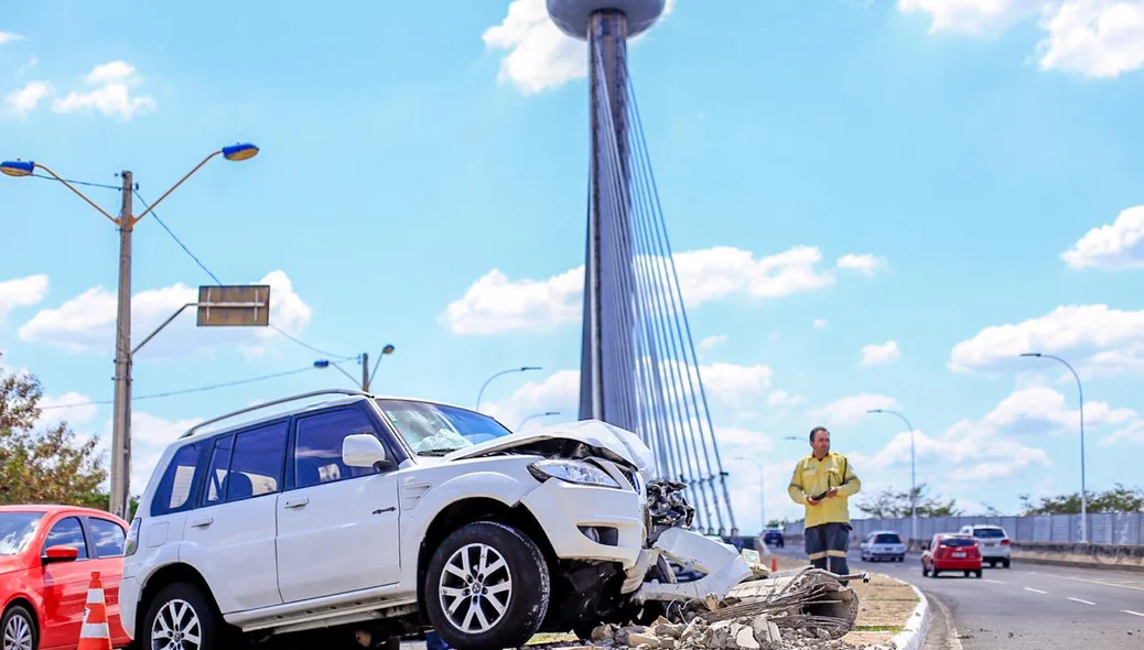 Carro de passeio em acidente na Ponte Estaiada