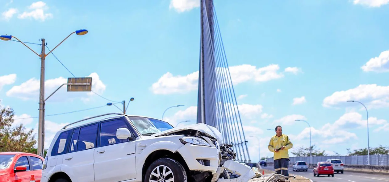 Carro de passeio em acidente na Ponte Estaiada