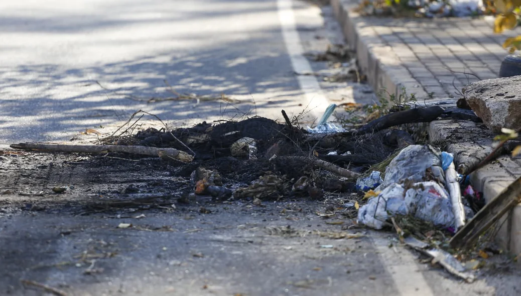 Os moradores realizaram a interdição da via