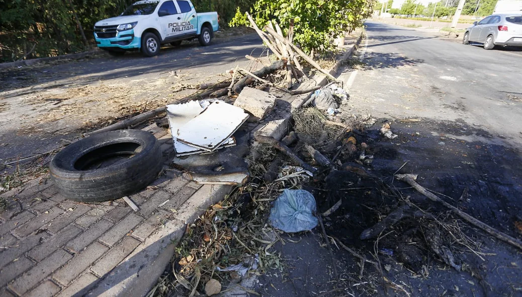 Os moradores usaram pneus e outros objetos