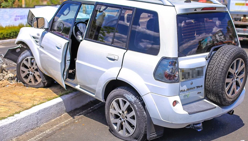 Pajero colidiu no poste