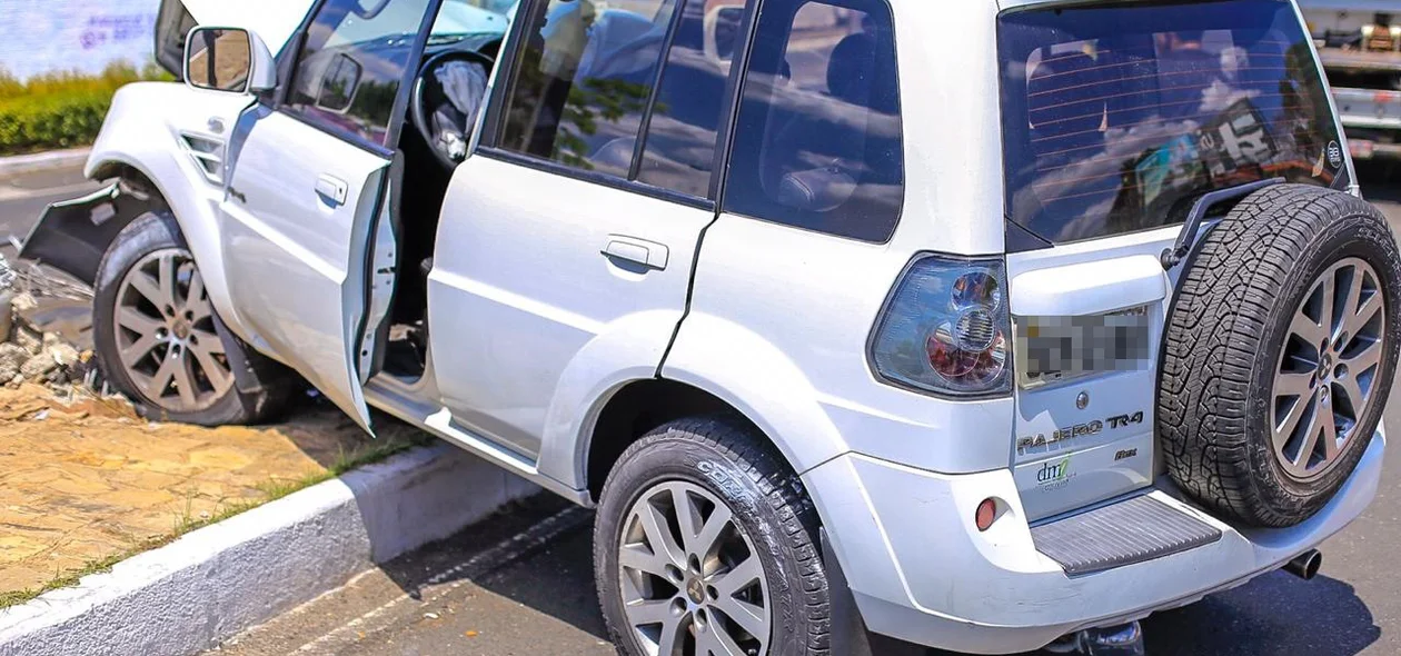 Pajero colidiu no poste
