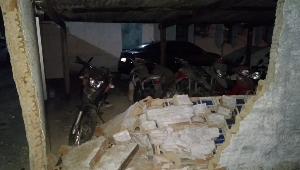 Parte do muro da Depre ficou destruído