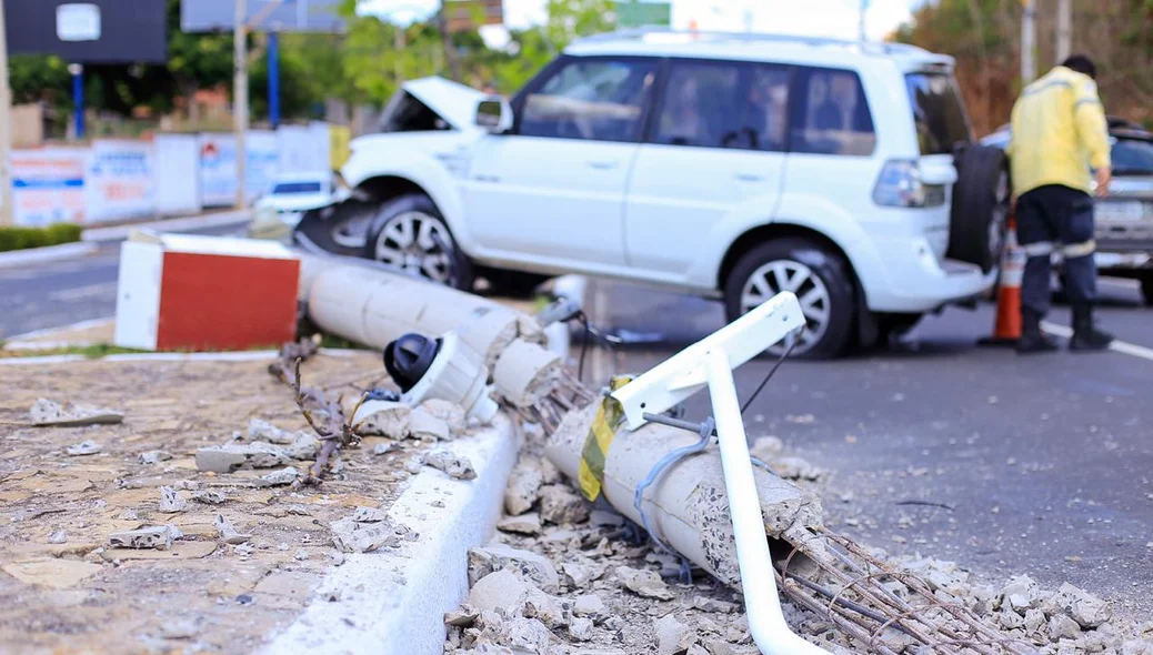 Poste caído em acidente na Ponte Estaiada