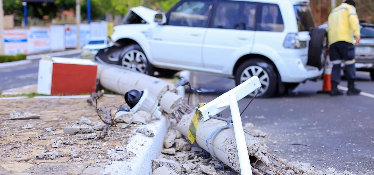 Poste caído em acidente na Ponte Estaiada