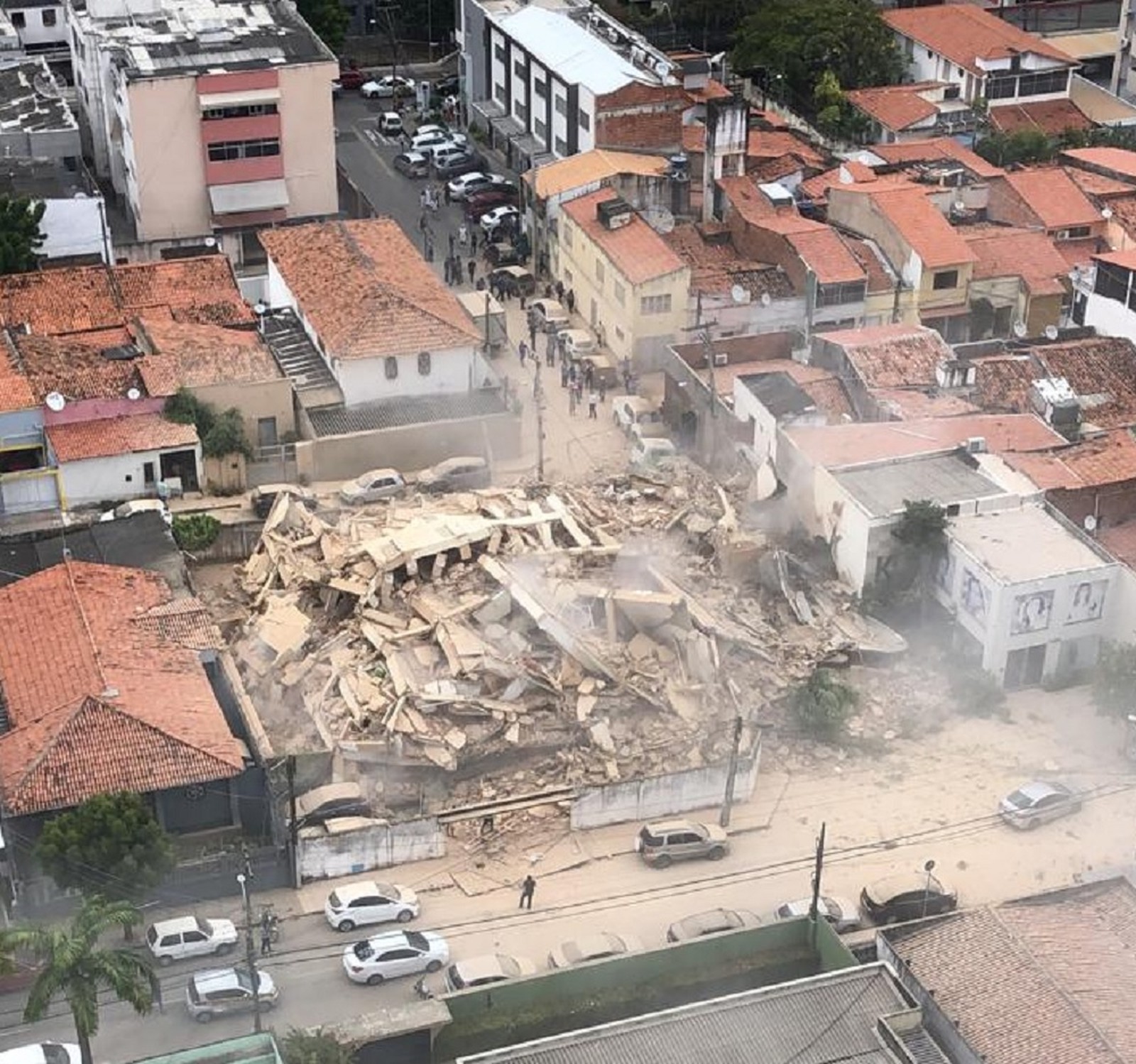 Prédio de 7 andares cai em Fortaleza