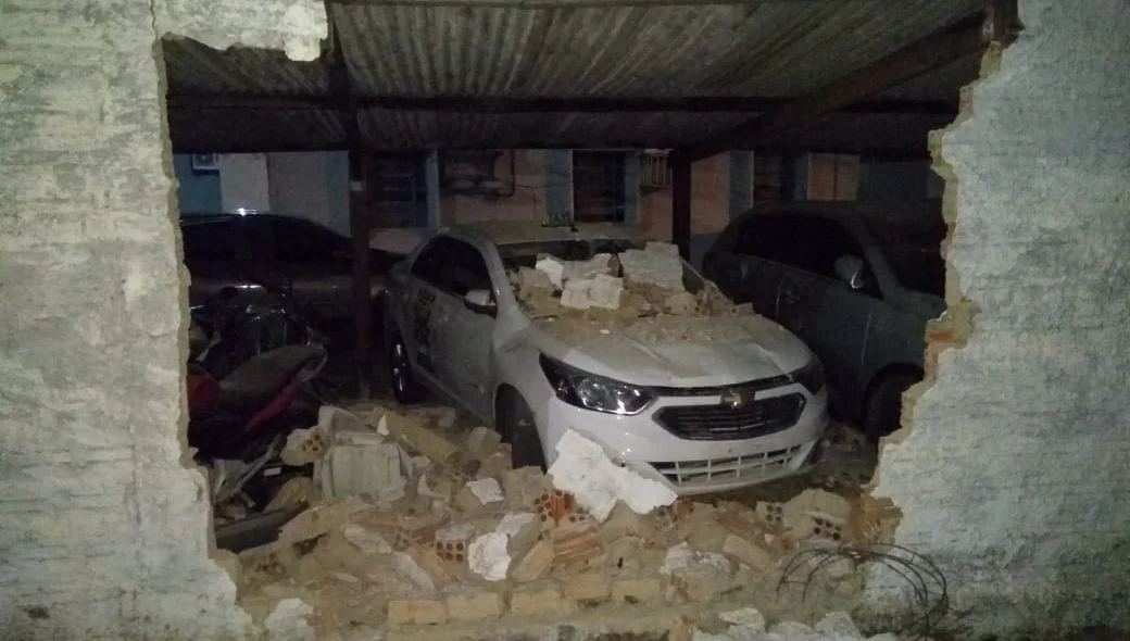 Veículos apreendidos pela Depre foram atingidos pelo muro