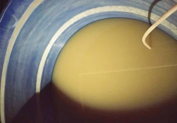 Água suja no local