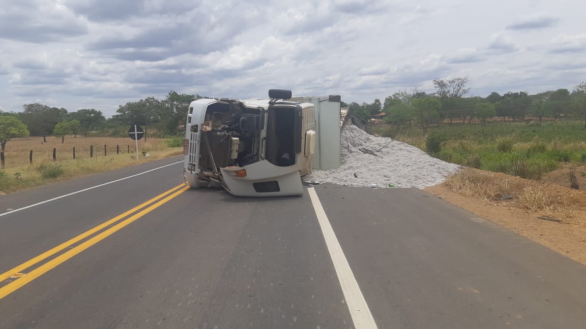 Caminhão que tombou na BR 135 