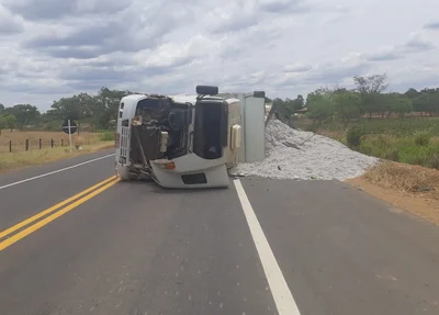Caminhão que tombou na BR 135 