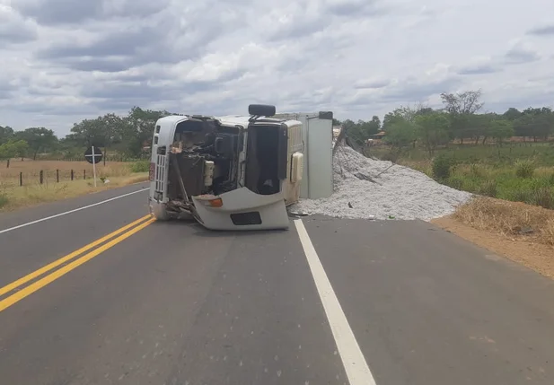 Caminhão que tombou na BR 135 
