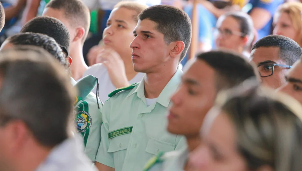 Estudantes se despedem do cabo F. Araújo