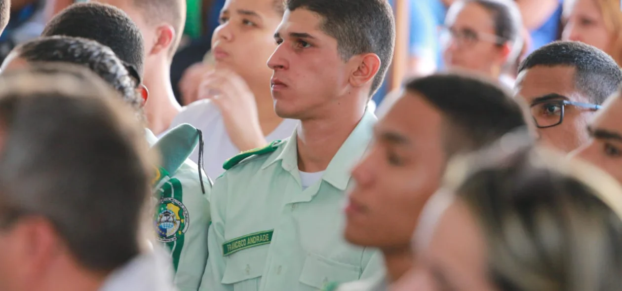 Estudantes se despedem do cabo F. Araújo