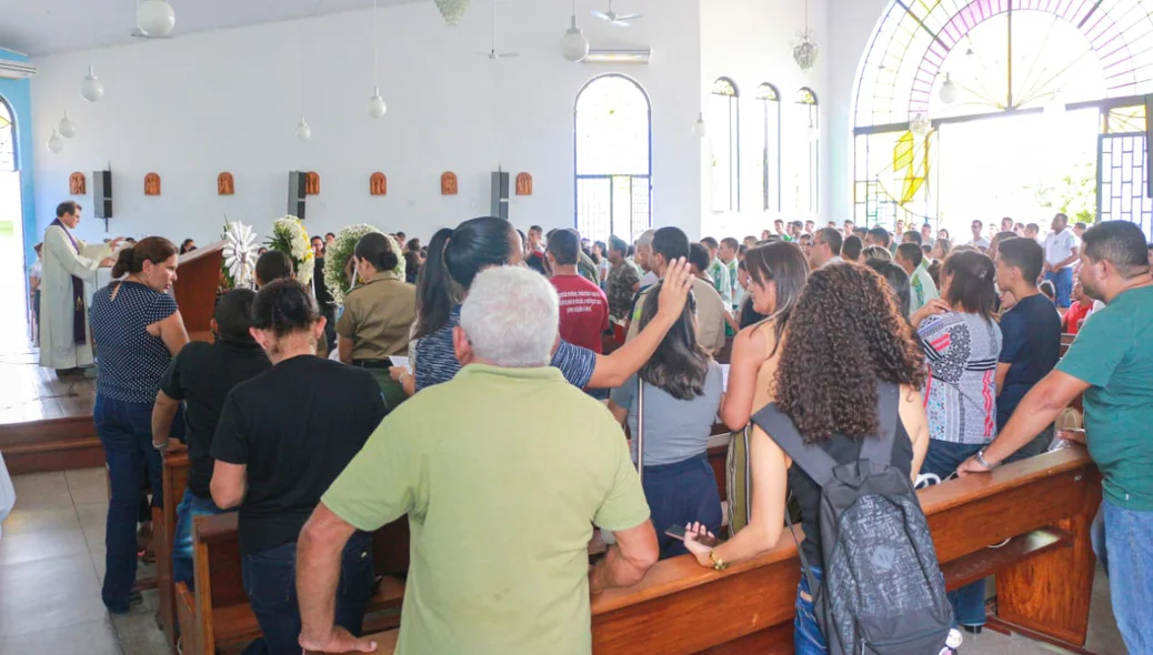 Familiares e amigos participam do velório do cabo F. Araújo