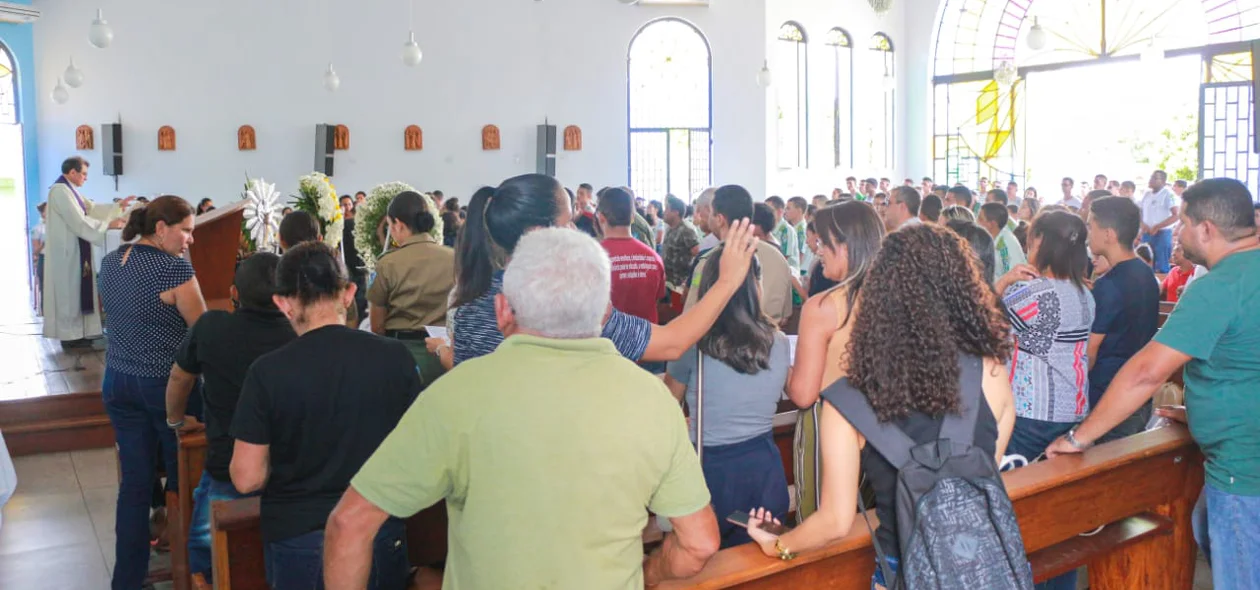 Familiares e amigos participam do velório do cabo F. Araújo