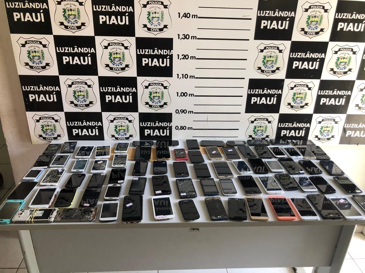 Polícia Civil realiza a apreensão de centenas de celulares. 