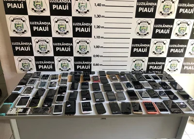 Polícia Civil realiza a apreensão de centenas de celulares. 