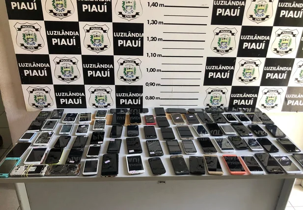 Polícia Civil realiza a apreensão de centenas de celulares. 