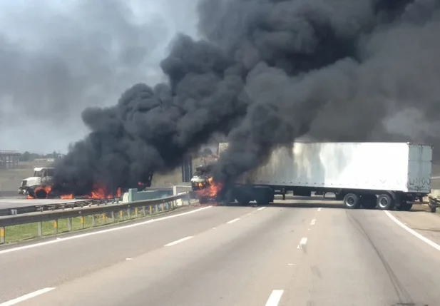 Caminhões incendiados na rodovia Santos Dumont em Campinas durante assalto ao Aeroporto de Viracopos