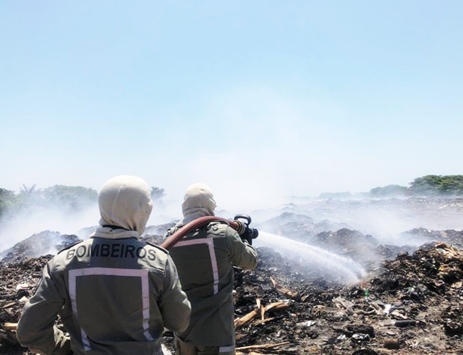 Os focos do incêndio iniciaram na manhã de ontem