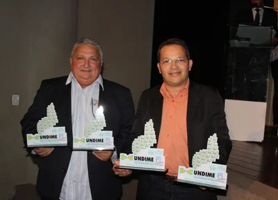 Prefeito Alcione recebe prêmio