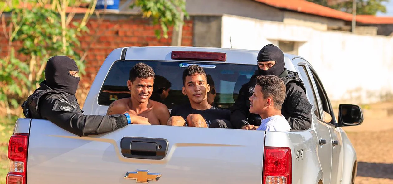 Suspeitos conduzidos por agentes da Polícia Civil