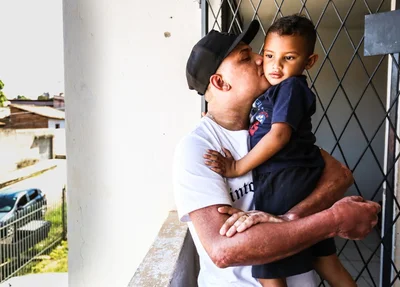 Bruno Thiago e seu filho após alta do hospital