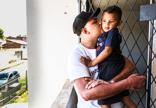Bruno Thiago e seu filho após alta do hospital