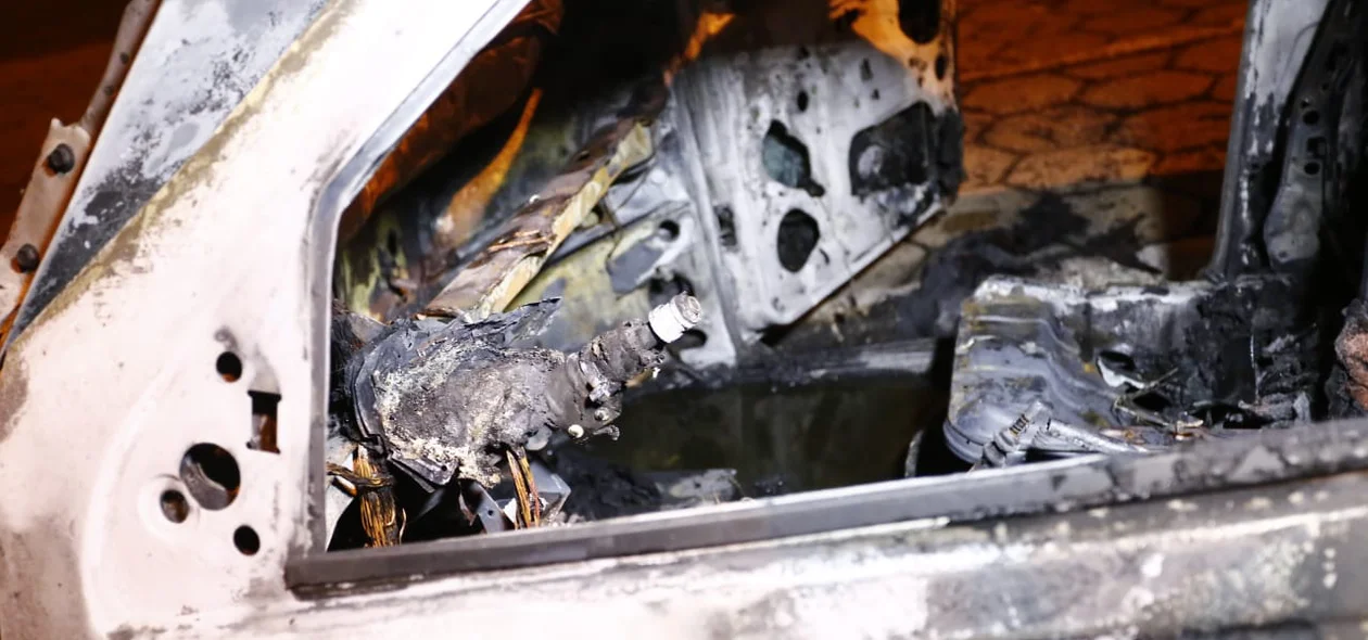 Carro pegou fogo próximo a Prefeitura de Teresina