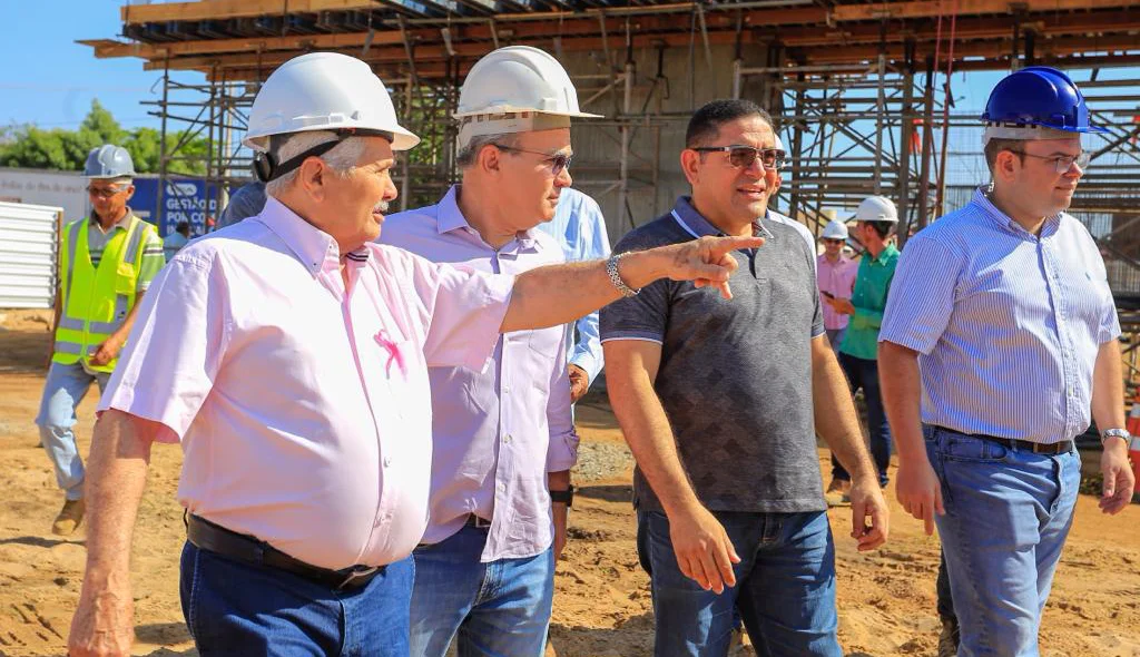 Elmano e Firmino visitam obra do viaduto do Mercado do Peixe