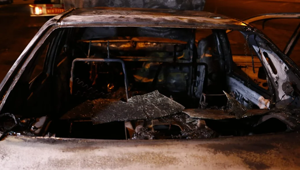 Frente do carro ficou destruída após o incêndio