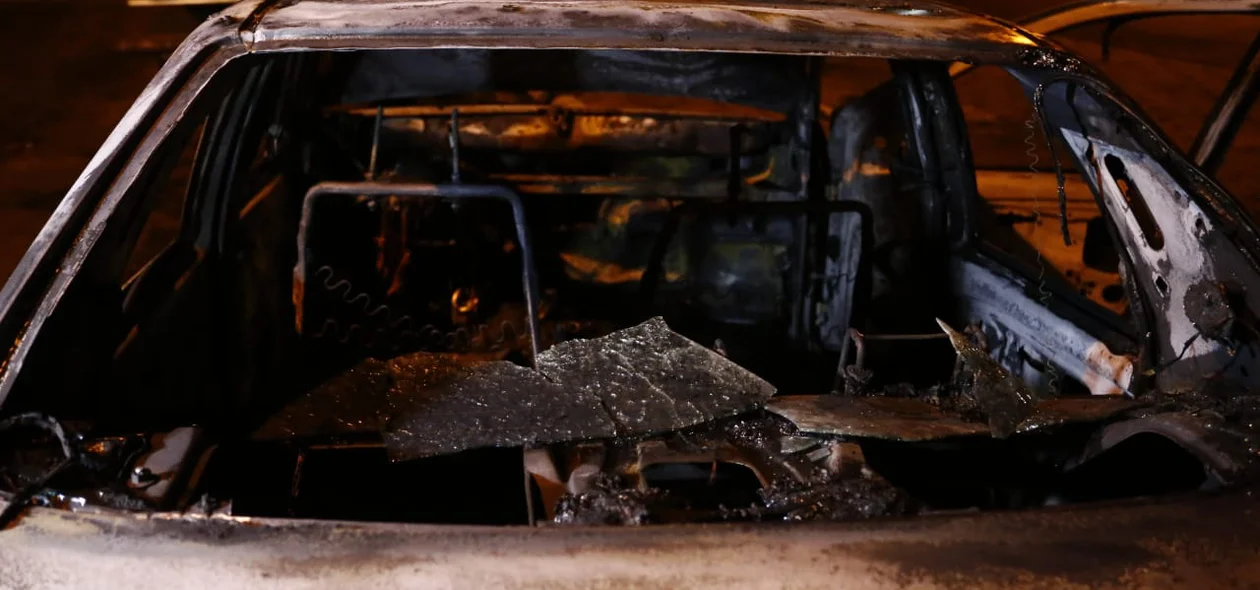 Frente do carro ficou destruída após o incêndio