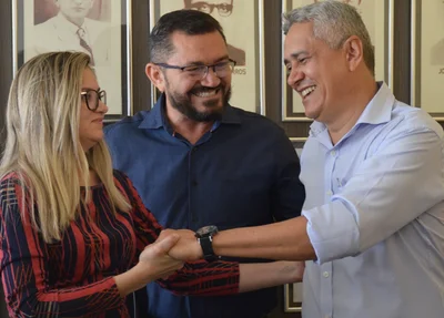 José Luís é cumprimentado pelo Padre Walmir e Maria Santana