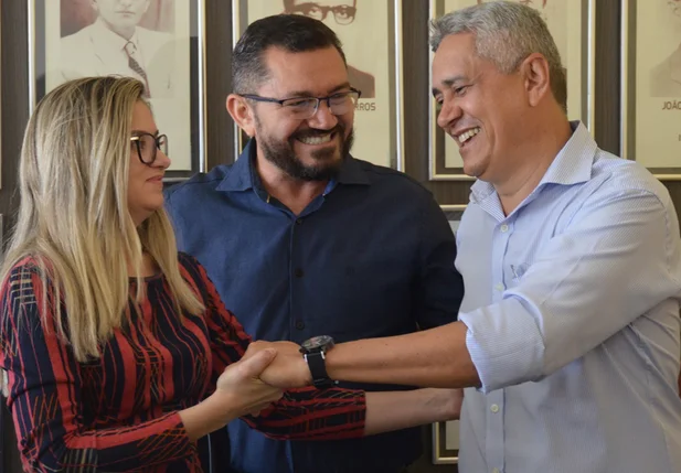José Luís é cumprimentado pelo Padre Walmir e Maria Santana